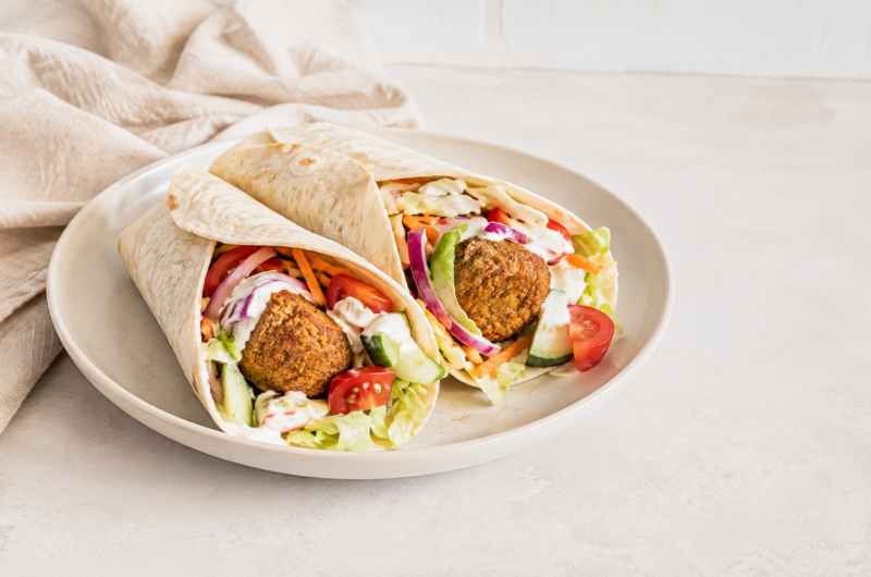 Gezonde-falafel-wraps-met-knoflooksaus