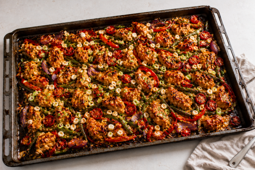 Sate-traybake-met-kip-en-sperziebonen